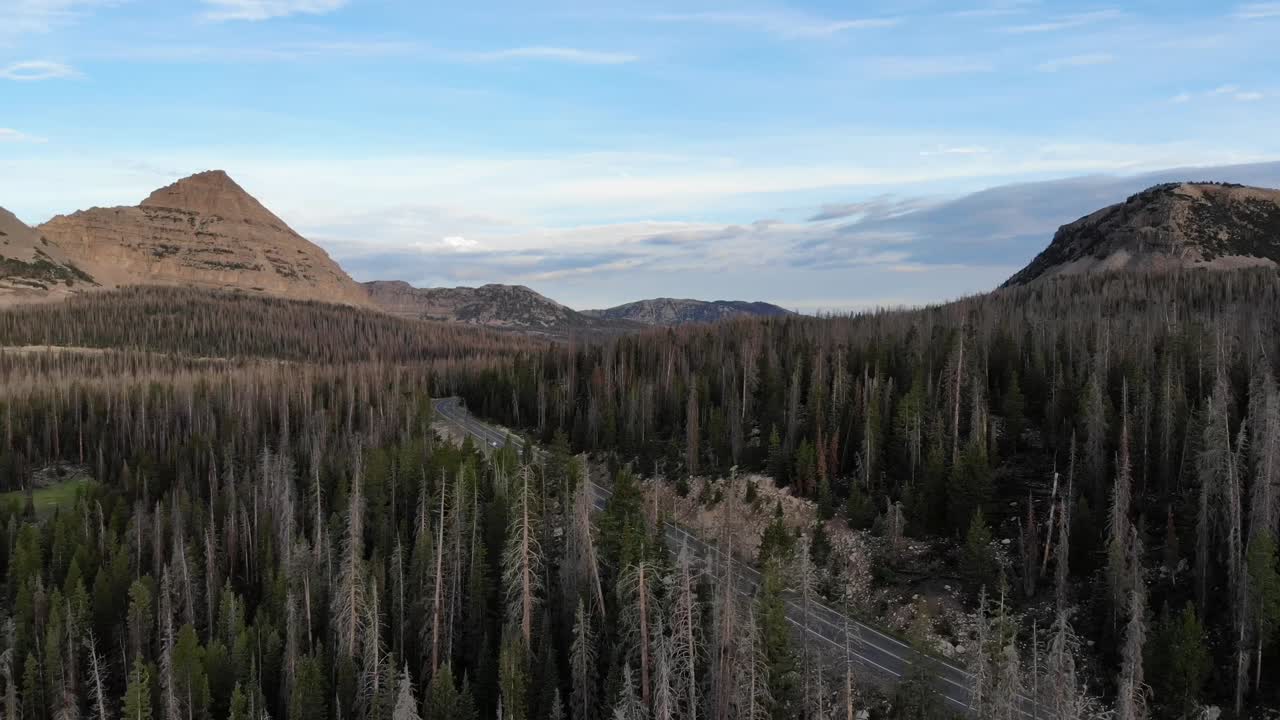 높은 바위 산 황야의 공중 영상