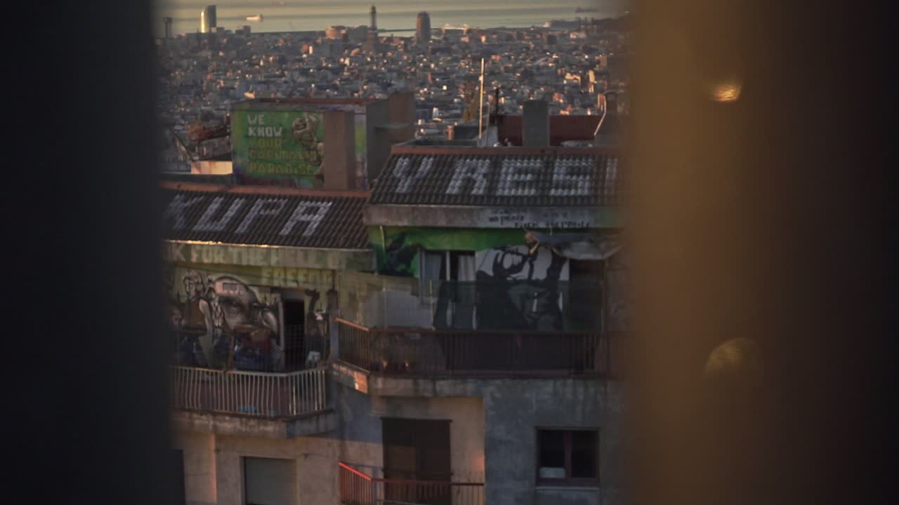 바르셀로나 도시 풍경. 건물 벽에 있는 스트리트 아트. 그래피티 그림