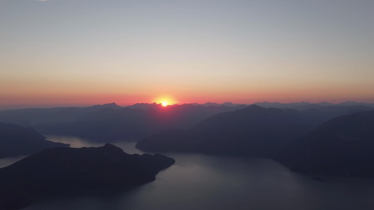 puesta de sol en deeks peak con howe sound fjord y island pacific ranges canadá bc 4k