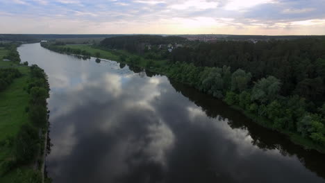 Eine-Flussoberfläche,-Die-Den-Bewölkten-Himmel-Reflektiert