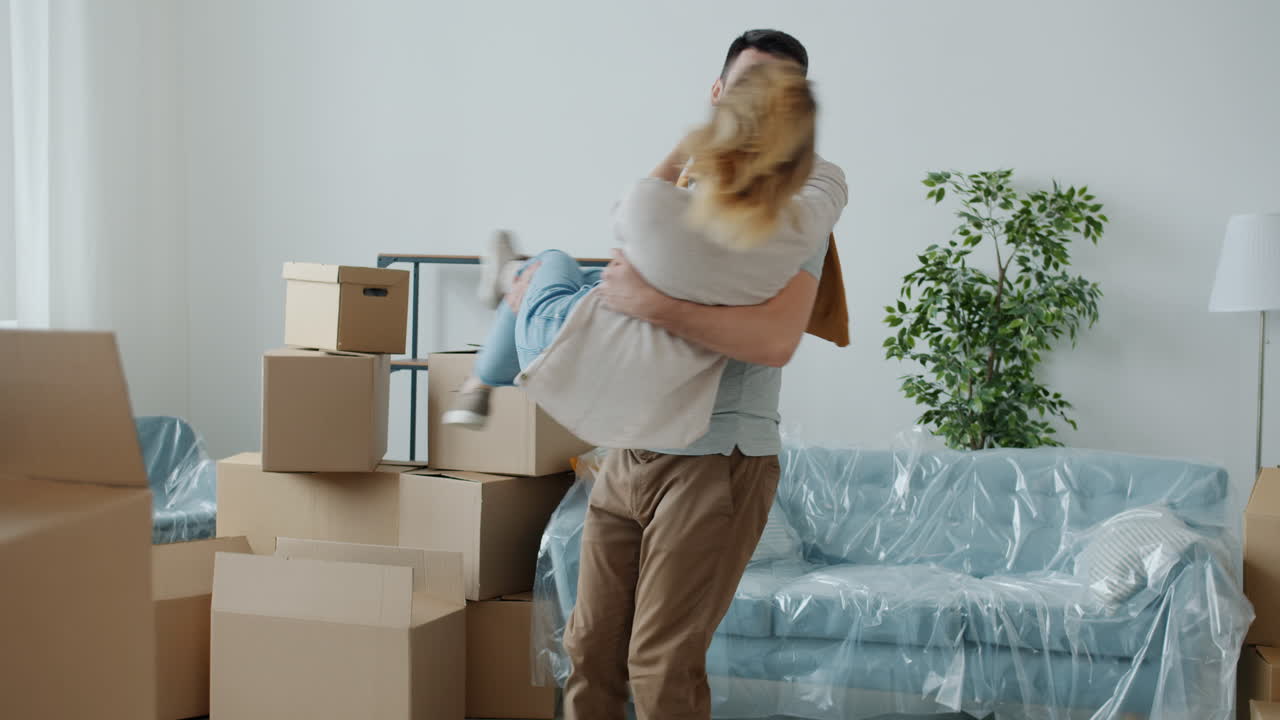 una pareja feliz se muda a un nuevo hogar.
