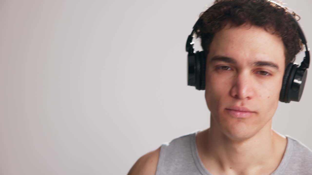 Giovane uomo con cuffie che ascolta musica e chiude gli occhi