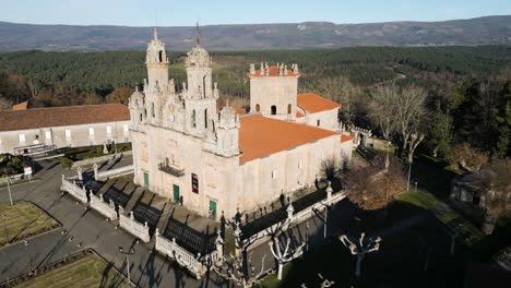 Órbita-Alrededor-Del-Campanario-De-Piedra-Tallada-De-Estilo-Gótico-En-El-Santuario-De-Las-Estribaciones-De-Ourense,-España