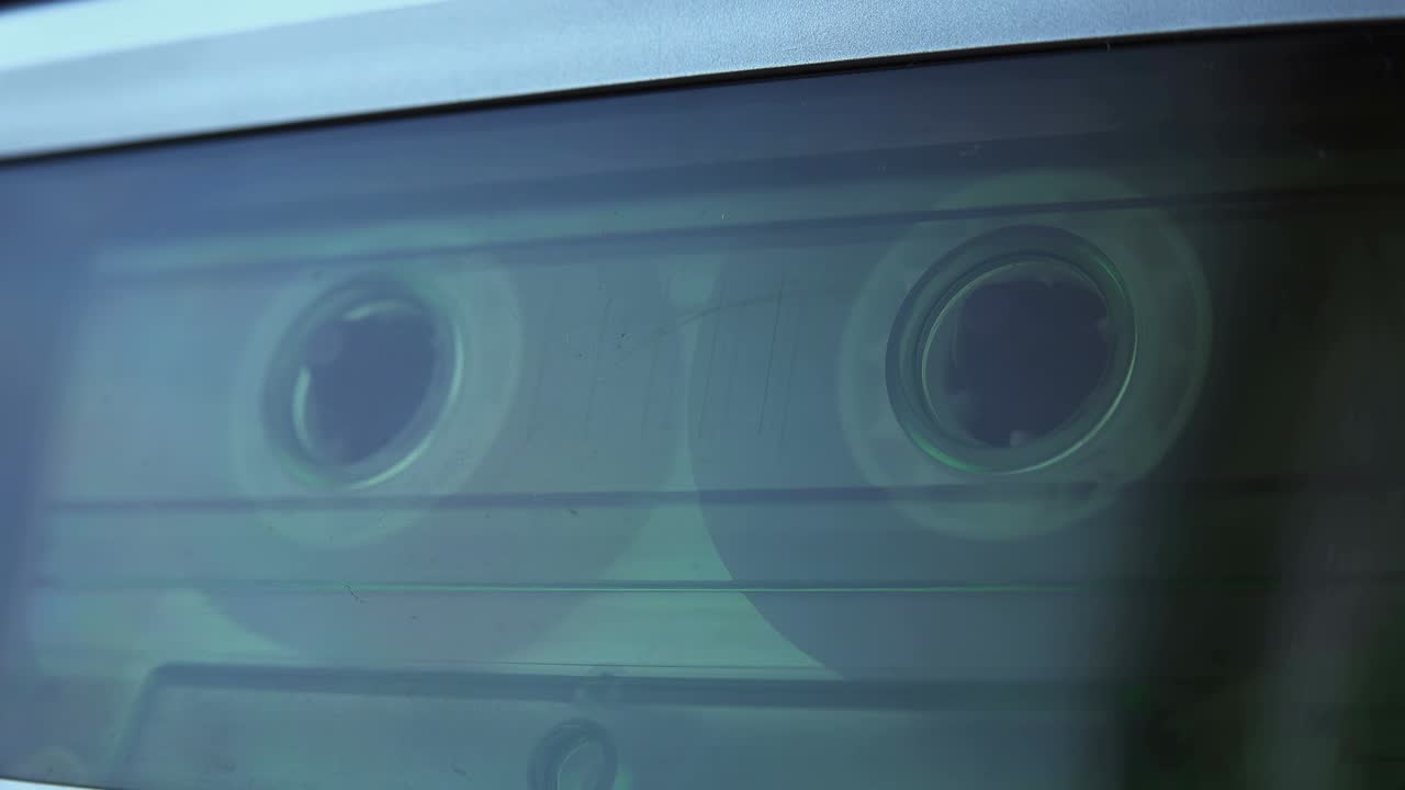 빈티지 플레이어에서 오디오 카세트 테이프를 굴리기