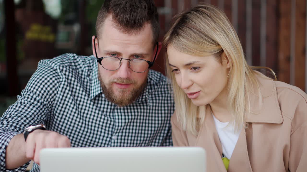 pareja trabajando juntos en una computadora portátil