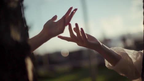 zwei weibliche hände berühren und fühlen die sanfte und unschuldige liebe, freundschaft, emotionale bindung