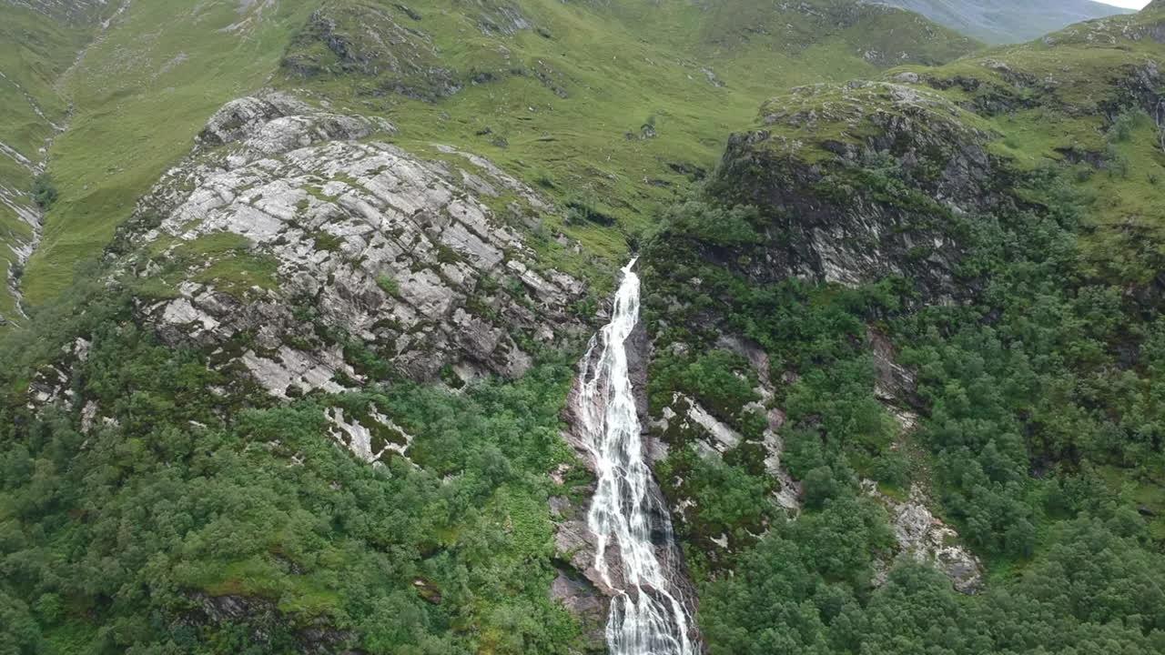 robar el dron de la cascada en un día nublado y de mal humor
