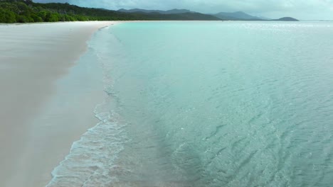 Whitehaven-Beach,-Luftaufnahme,-Drohne,-Whitsunday-Islands,-Australien,-Bewölkt,-Schatten,-Regen,-Atemberaubend,-Weißer-Sand,-äußeres-Great-Barrier-Reef,-Klares-Blaues-Aqua,-Ozean,-Hügel,-Einlass,-Aussichtspunkt,-Segelboot,-Yachten,-Langsame-Schwenks,-Nach-Oben,-Nach-Vorn