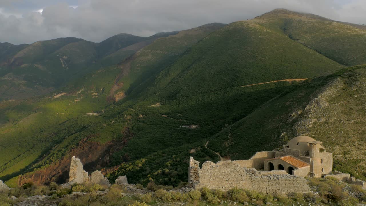 albania, borsh. restos del castillo de sopot. mezquita en ruinas. tiempo transcurrido.