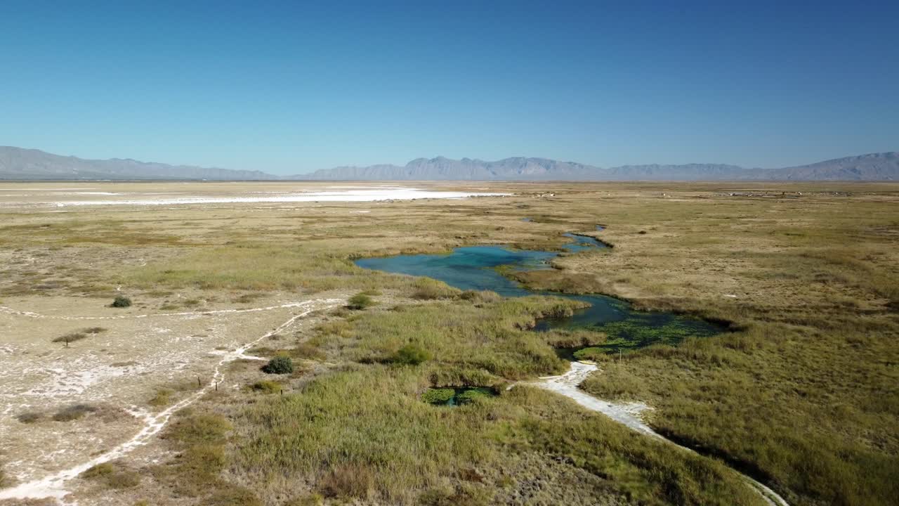 tomada de avión no tripulado de la piscina azul en cuatrocienegas