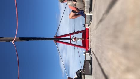 barco de vela vertical yate de lujo navegando en el océano durante un día soleado