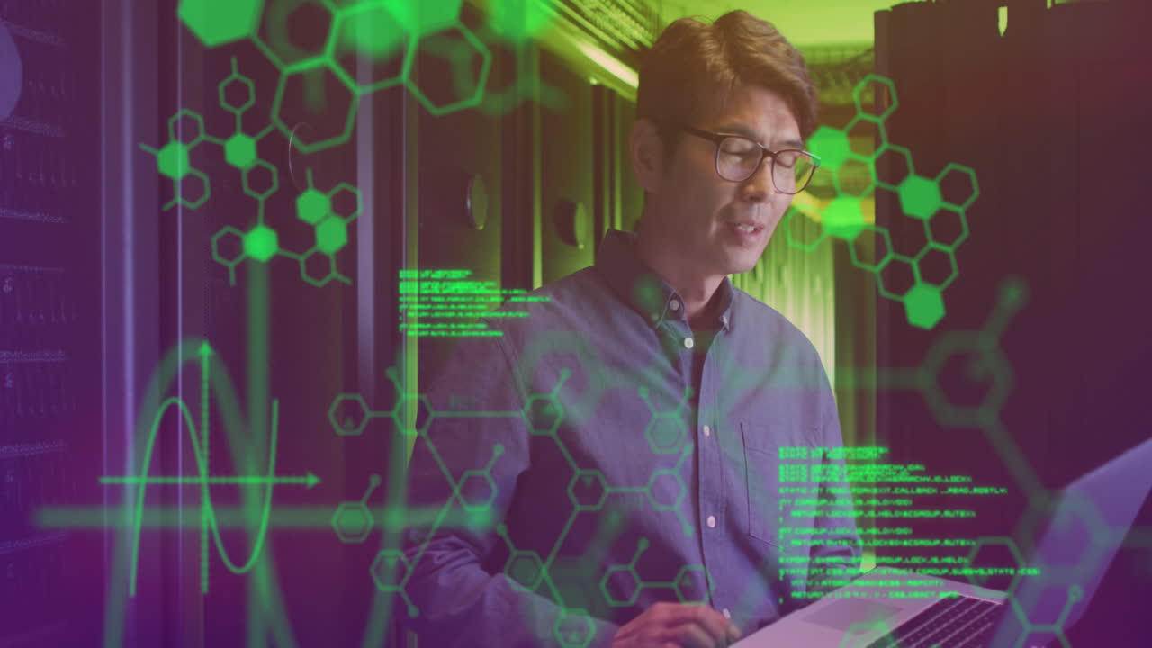 animación del procesamiento de datos sobre un trabajador masculino asiático en la sala del servidor