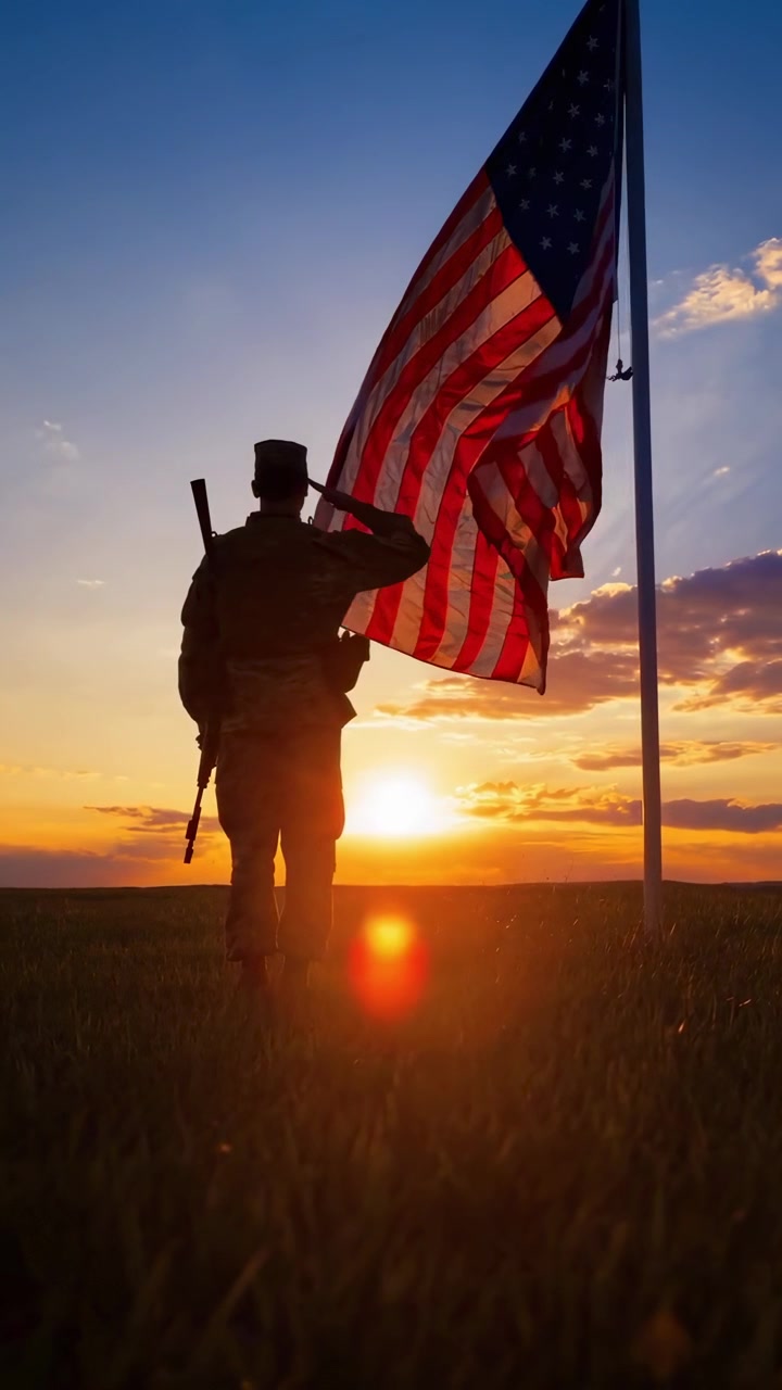 Soldato che saluta la bandiera americana al tramonto in un campo