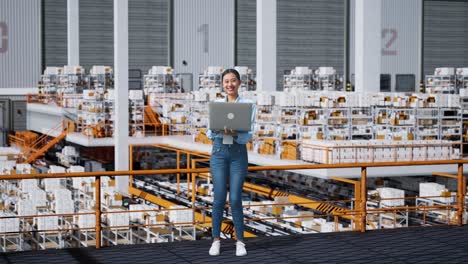 mujer trabajando en una computadora portátil en un almacén