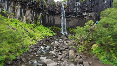 Brücke-über-Den-Fluss-Mit-Wasserfall-Svartifoss-Im-Sommer-In-Skaftafell-Im-Nationalpark-Vatnajokull,-Island