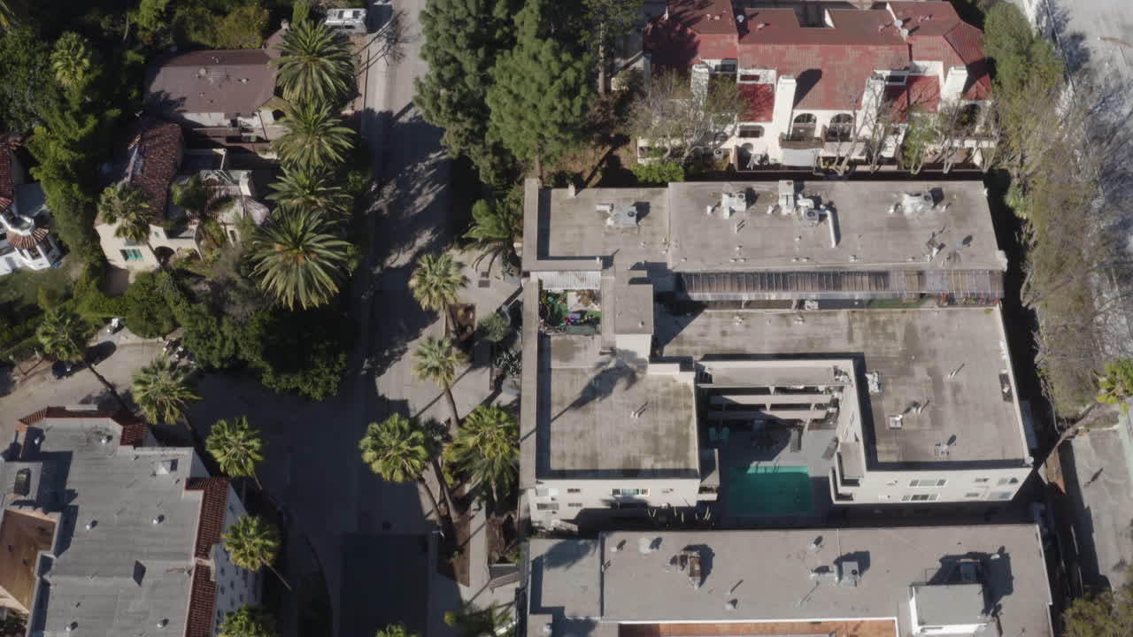 할리우드 표지판, 할리우드 저수지, 순례 기념 기념물을 배경으로 할리우드 고속도로까지 휘틀리 높이 위로 공중 기울기