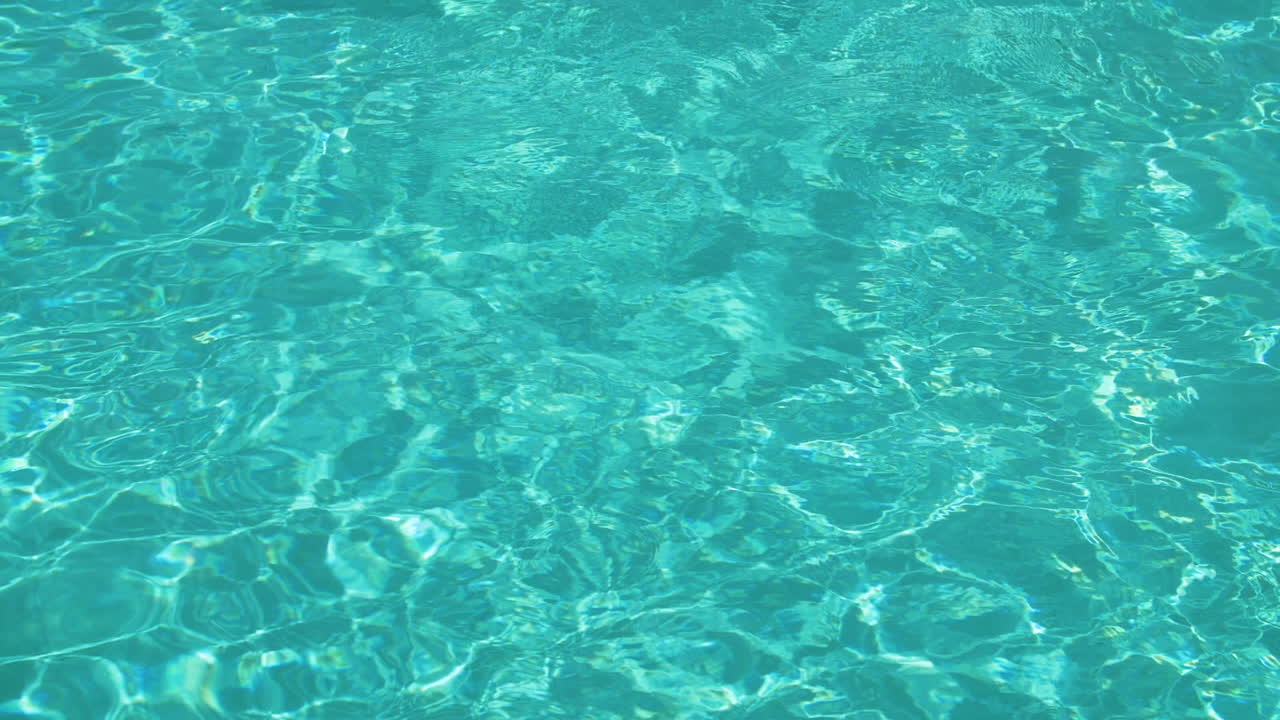 Close-up Kolam Renang dengan Air Biru Jernih