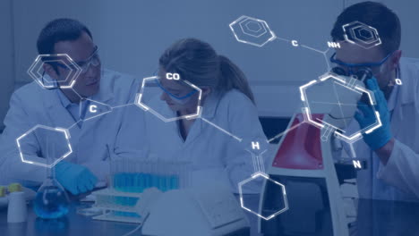 animación de fórmulas químicas sobre diversas trabajadoras y trabajadores de laboratorio con microscopio