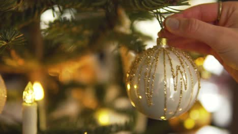 adorno de plata en el árbol de navidad decorado con hermosas luces, cámara lenta
