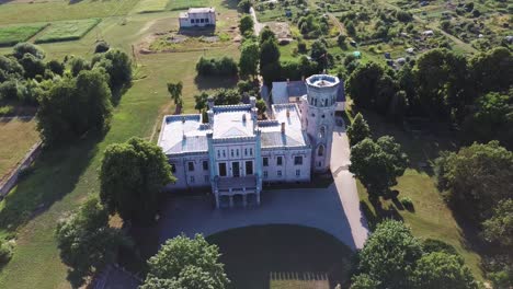 Vecauce-Manor-In-Lettland-Luftaufnahme-Des-Rosa-Schlosses-Durch-Den-Park