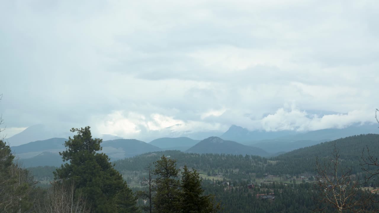 timelapse nublado y de nubes bajas durante la primavera viendo el desierto de lost creek y el bosque nacional pike en las montañas rocosas, colorado, estados unidos