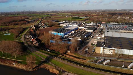 Vista-Aérea-De-Drones-Sobre-El-Parque-Industrial-Junto-Al-Antiguo-Maas-En-Zwijndrecht