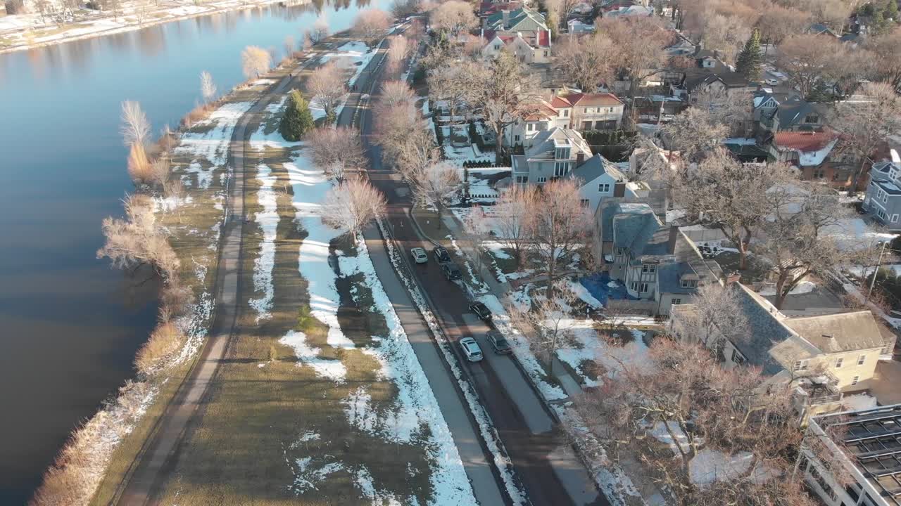 이른 봄 화창한 오후에 멋진 동네에서 두 대의 차를 따라