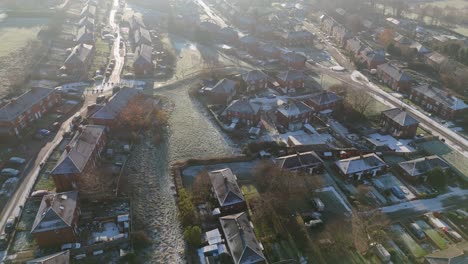 La-Vista-Invernal-Desde-Un-Dron-Captura-El-Típico-Desarrollo-De-Viviendas-Propiedad-Del-Consejo-Urbano-Del-Reino-Unido-En-Dewsbury-Moore-Council-Estate,-Con-Casas-Adosadas-De-Ladrillo-Rojo-Y-El-Yorkshire-Industrial.