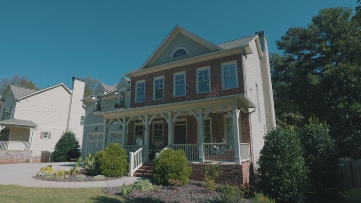 Images d'une belle maison en banlieue par une journée ensoleillée.