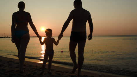 Padres-E-Hijos-Bañándose-En-El-Mar-Al-Atardecer