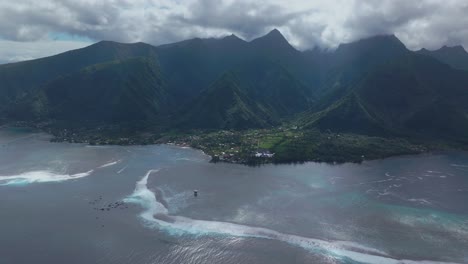 Küsten-Teahupoo-Tahiti-Luftdrohne-Ansicht-Perspektive-Französisch-Polynesien-Korallenriff-Brandung-Brechen-Wellen-Berge-Pazifischer-Ozean-Kanal-Boote-Bewölkt-Sonnig-Tagsüber-Punkt-Faremahora-Pass-Havae-Kreis-Links