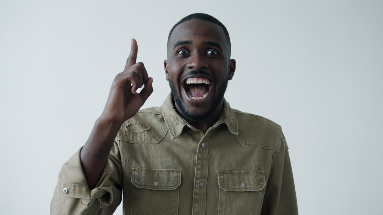 hombre feliz señalando