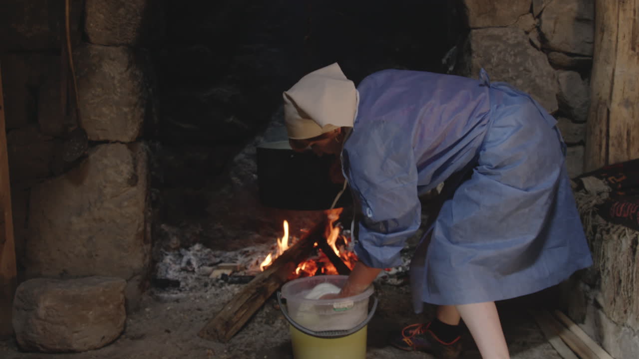 elaboración de queso, mujeres estiran el queso tenili a mano, chobareti, georgia