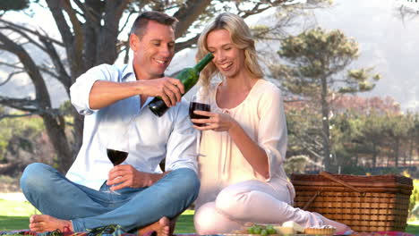 Pareja-Sonriente-Disfrutando-Del-Vino-Juntos-En-Cámara-Lenta