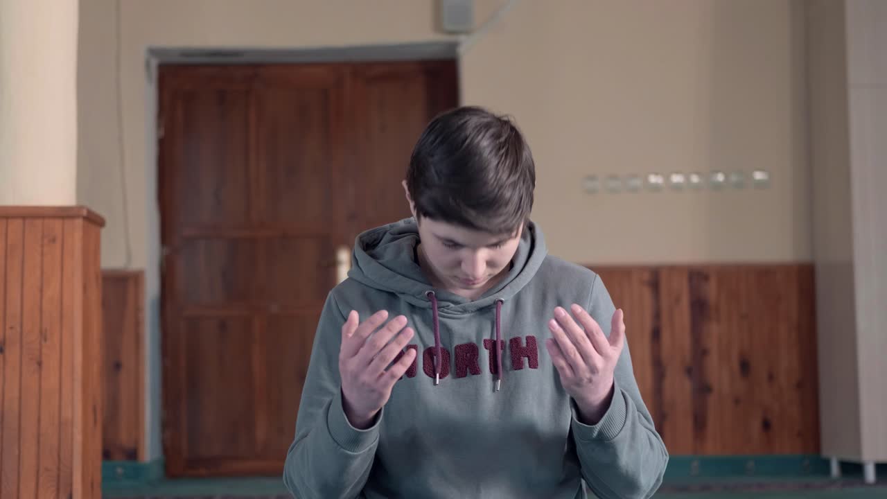 라마단 3 동안 기도하는 무슬림