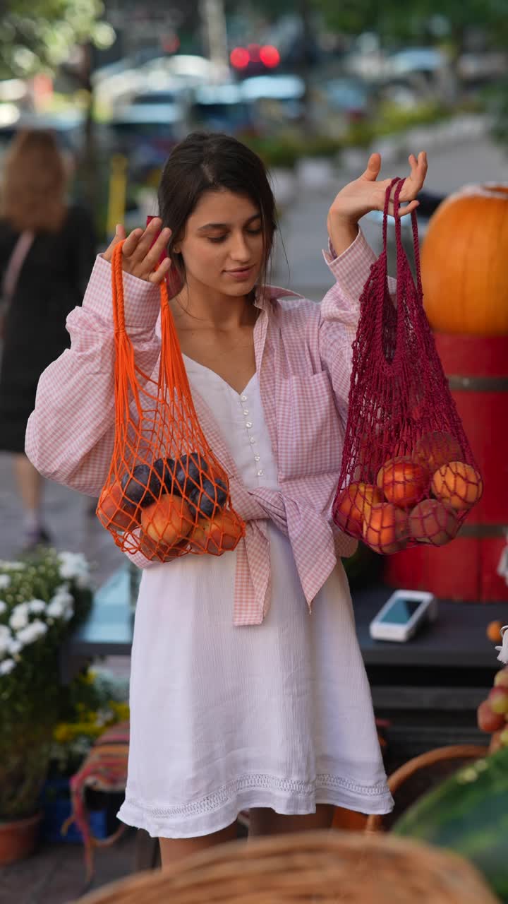 mujer comprando fruta fresca en un mercado