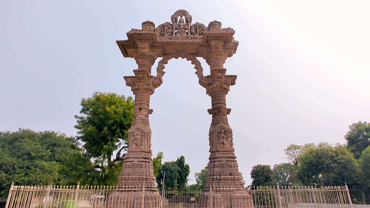 Narsinh Maheta Ni Chowri Vadnagar Gujarat Indien, ældgammel stenbue med detaljerede udskæringer, historisk kulturelt vartegn, traditionel indisk arkitektur, fredeligt udendørs kulturarvssted