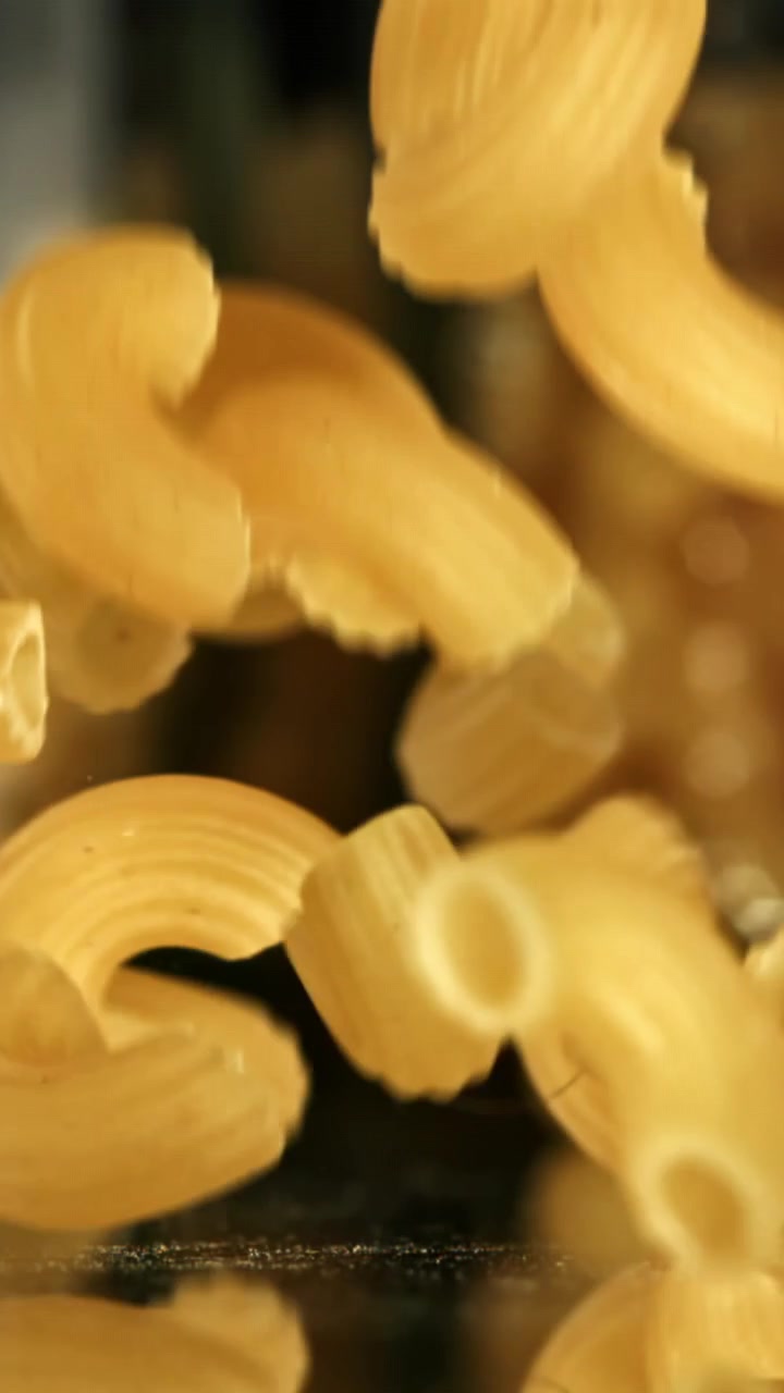 Maccheroni secchi che cadono al rallentatore