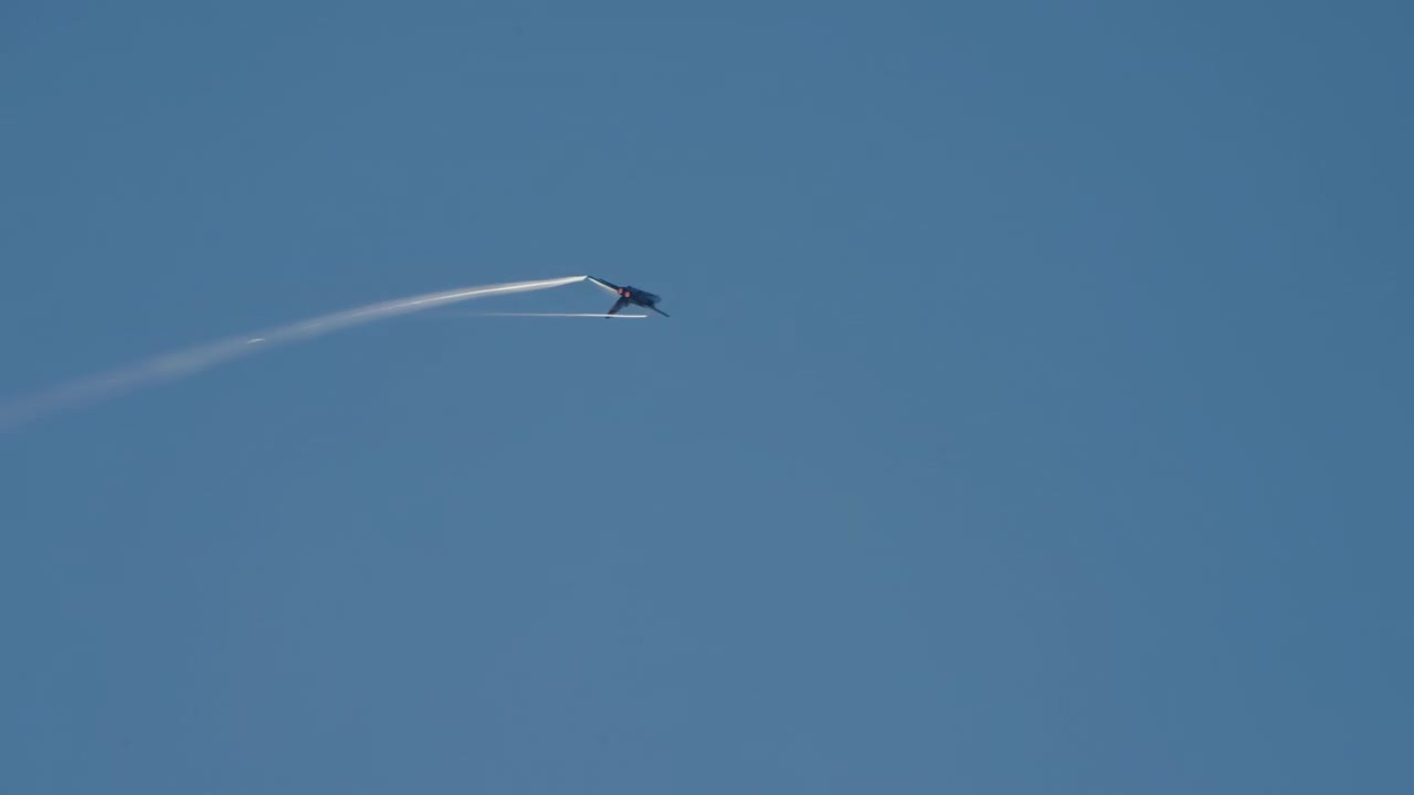 Caccia in volo e in manovra in un cielo azzurro e limpido