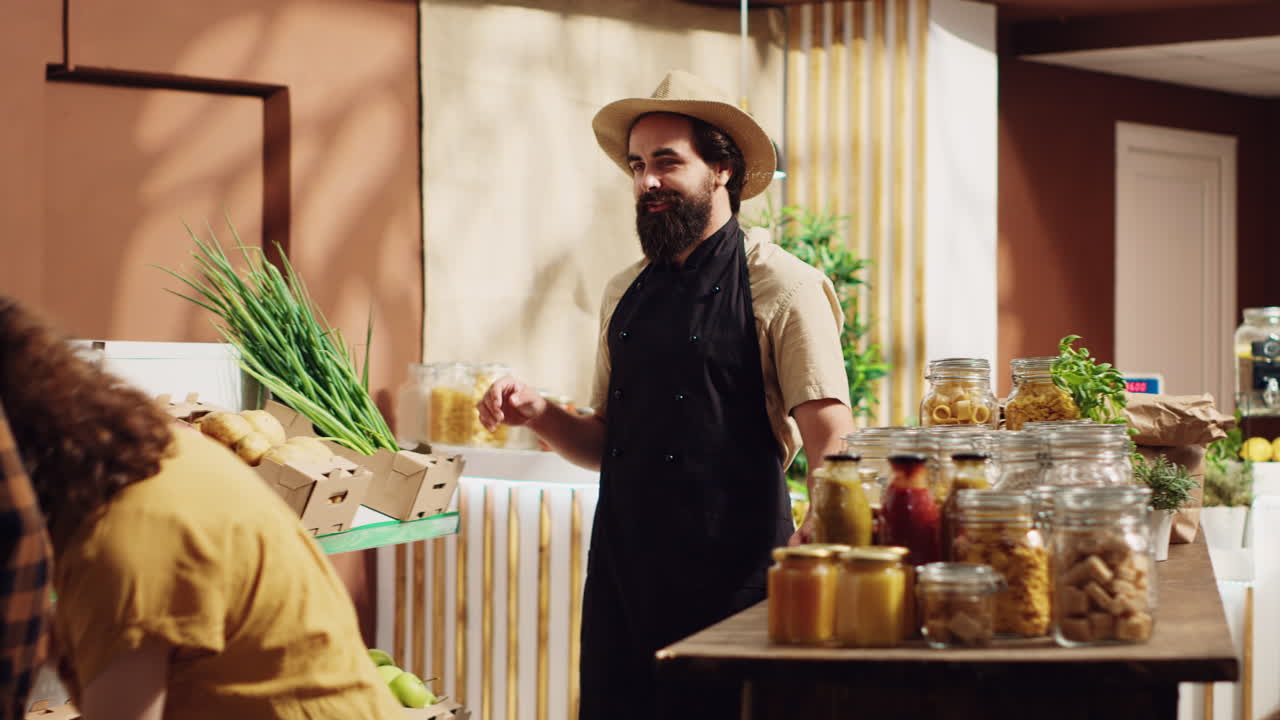 el vendedor saluda a los primeros clientes en la nueva tienda