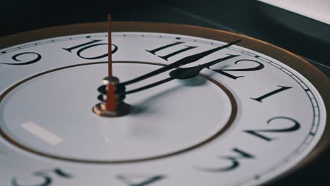 reloj de pared vintage con segunda mano móvil en el dial circular blanco