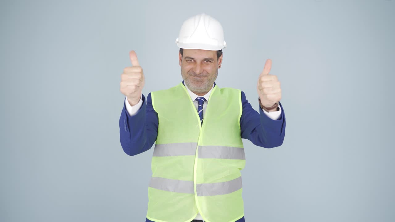 엔지니어가 카메라에 자신감을 표시하고 있습니다.