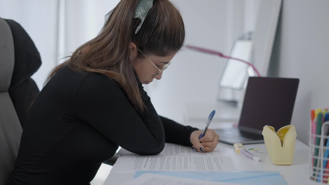 mujer estudiando en casa