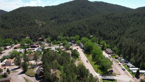 vista aérea de keystone, dakota del sur, estados unidos, edificios de calles de la ciudad, calles y paisaje verde