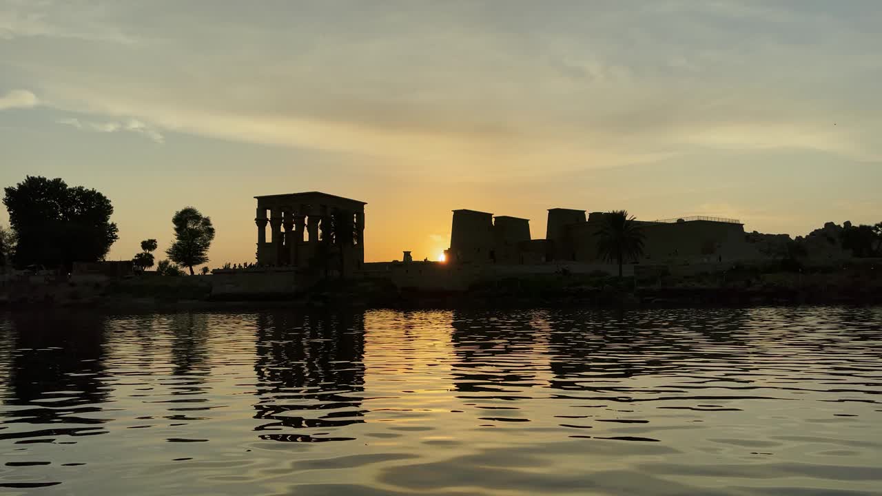 hermosa oda de amor templo de philae a la luz del atardecer el hermoso templo de philae y los edificios grecorromanos se ven desde el río nilo un templo dedicado a isis, diosa del amor asuán egipcio