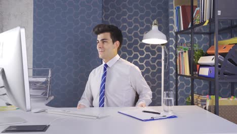 hombre haciendo ejercicio de yoga en la oficina, haciendo estiramientos.