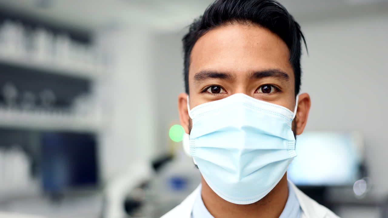 행복 한 연구자 가 얼굴 마스크 를 벗고 있다