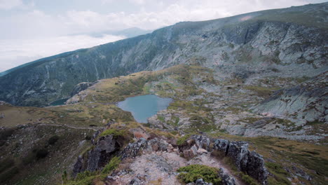 vista desde la cima de haramiya a los siete lagos de rila ubicados en rila, bulgaria