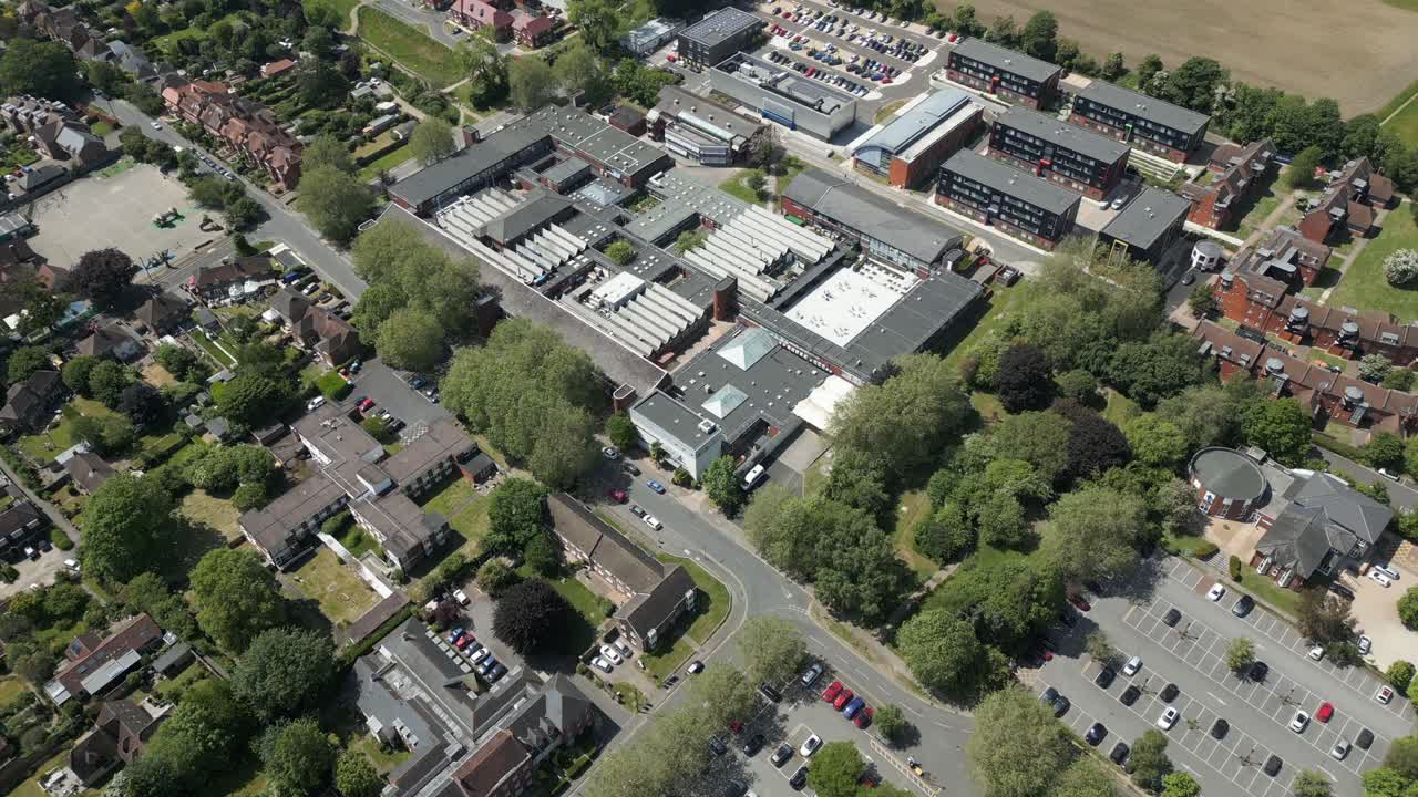 Luchtopname van de campus van de University for the Creative Arts Farnham en de omgeving ervan