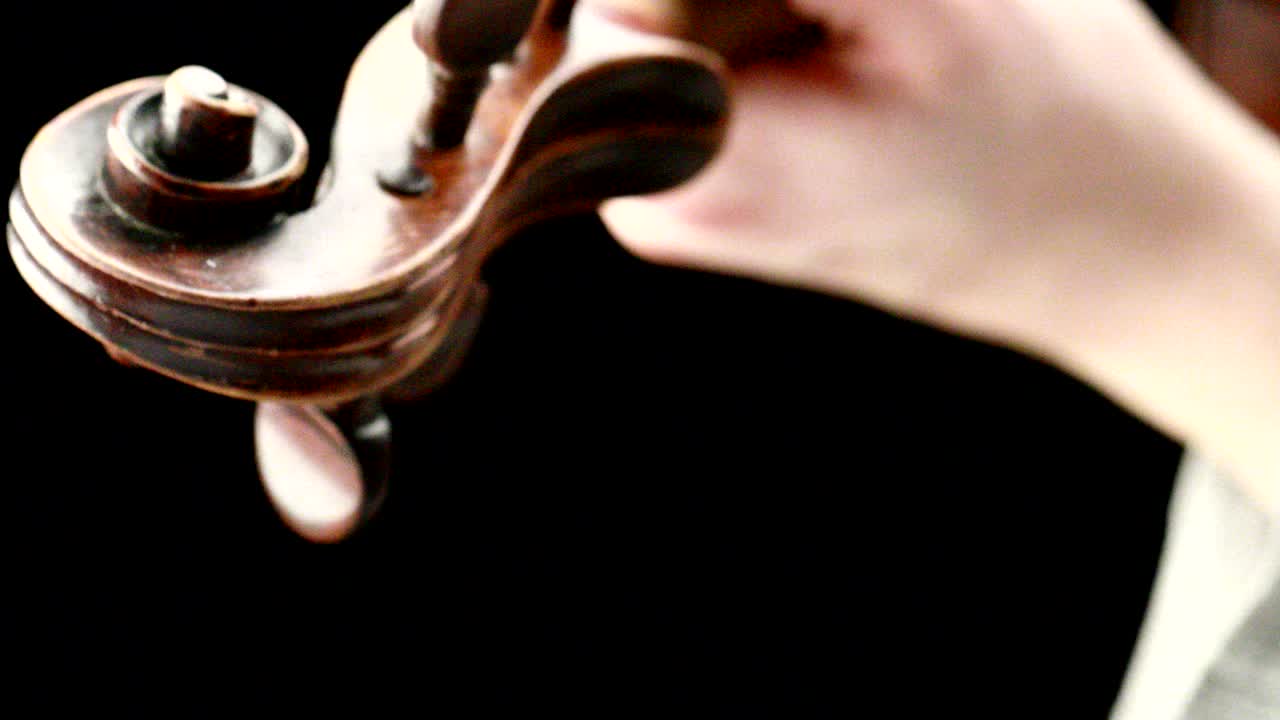 violinista tocando - primer plano de sus manos